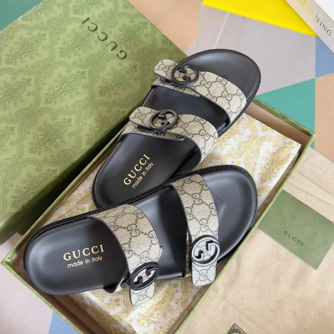 [G Home] Men's Men's Shoes💰:300💰Size:38-45 GUCC Gucci Original Order Quality 🆕2024Gucci Gucci Summer New Style Double G Presbyopia Flip-flops Cross Sandals Thick Sole Slippers Beach Shoes Original Purchase and Development Production G family's 2024 new summer dark horse items, fashion bloggers at home and abroad have put on the show, and it has become popular on social platforms at home and abroad. Fashionistas must pay for it, and they spend a lot of money to create ingenious craftsmanship and accurately restore every detail. Exquisite packaging at the delivery counter🛍📦 ▪️ Fabric: Original imported double G presbyopic leather ▪️ Lining: Original imported leather ▪️ Sole: Original open molded T men's shoes 💰U outsole ▪️ Bottom thickness: 3CM